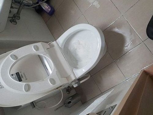 구기동 하수구막힘 배관 내부 점검 전후 배수 상태를 확인하는 과정